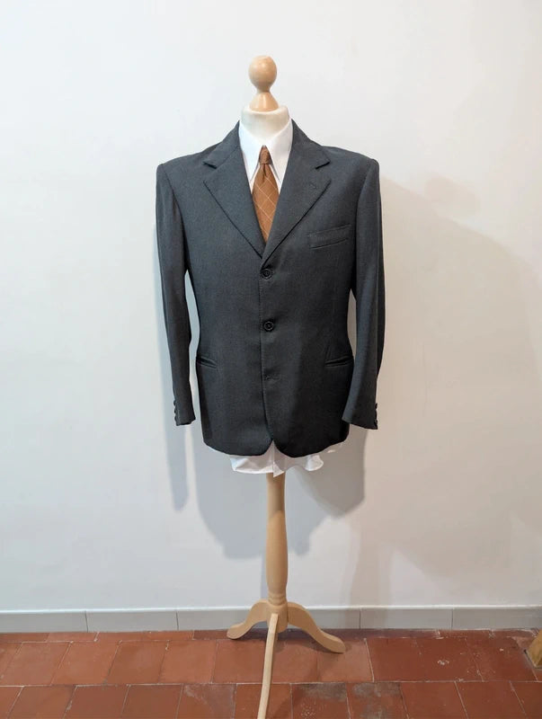 Exzellenter maßgeschneiderter grauer Wollanzug