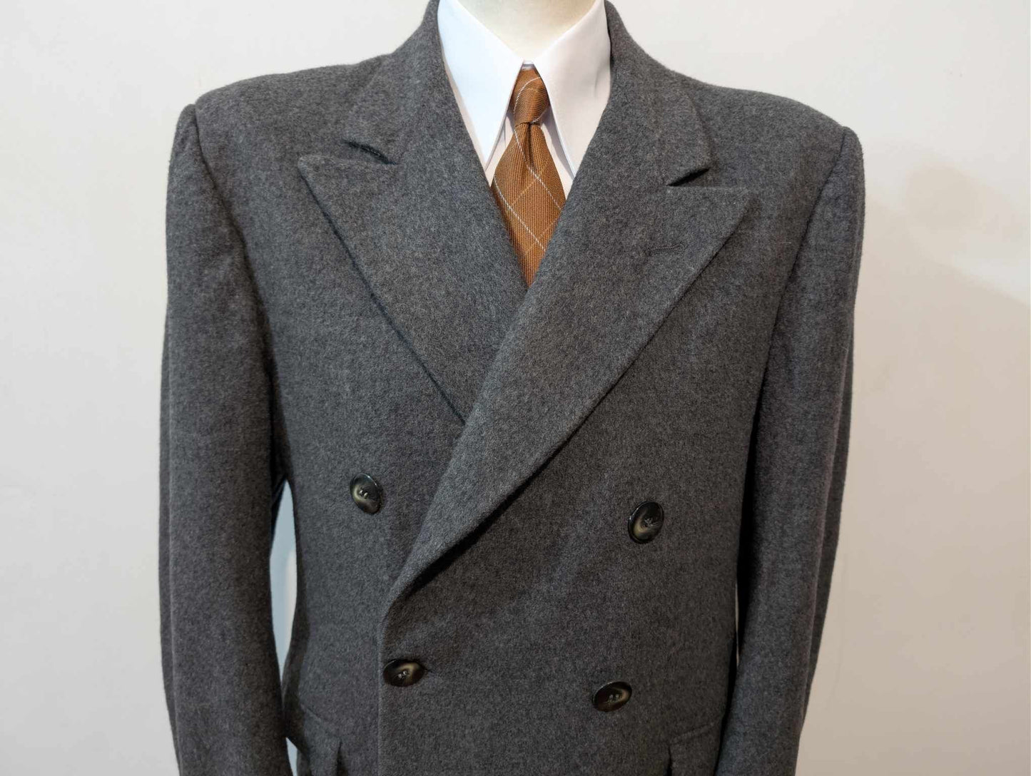Mystérieux manteau croisé gris en laine épaisse