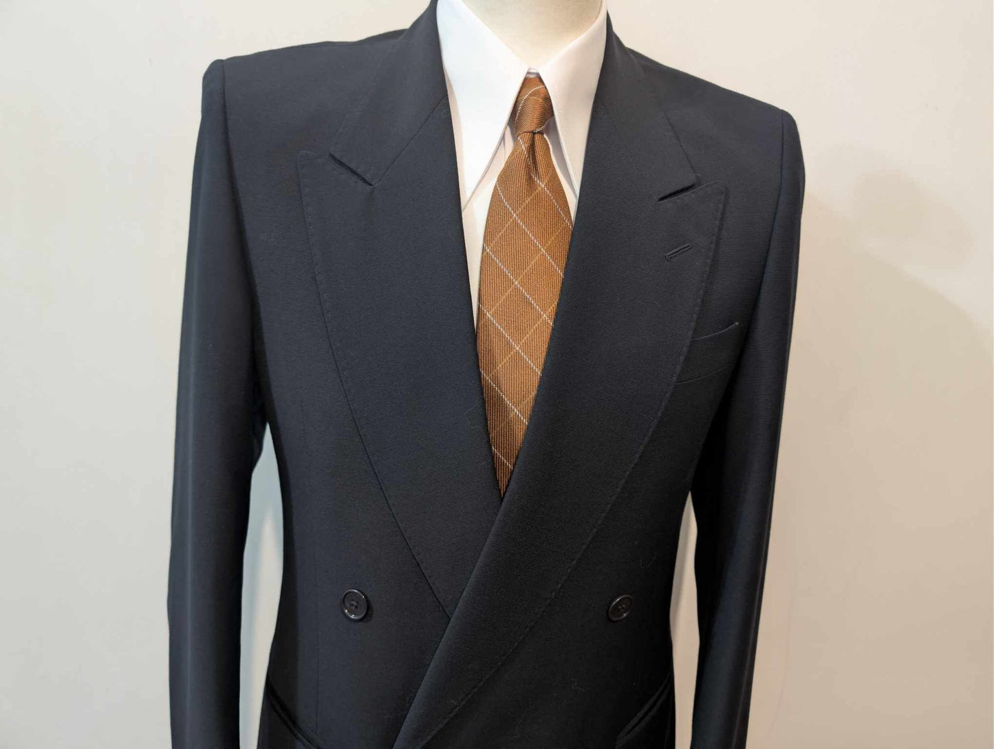 Élégant costume croisé bleu marine en laine