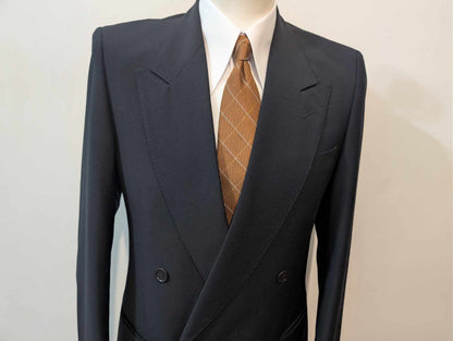 Élégant costume croisé bleu marine en laine