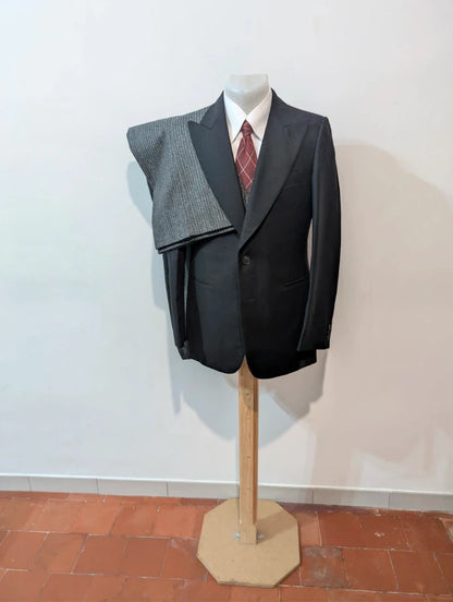 Geheimnisvoller dreiteiliger Anzug aus schwerem Flanell