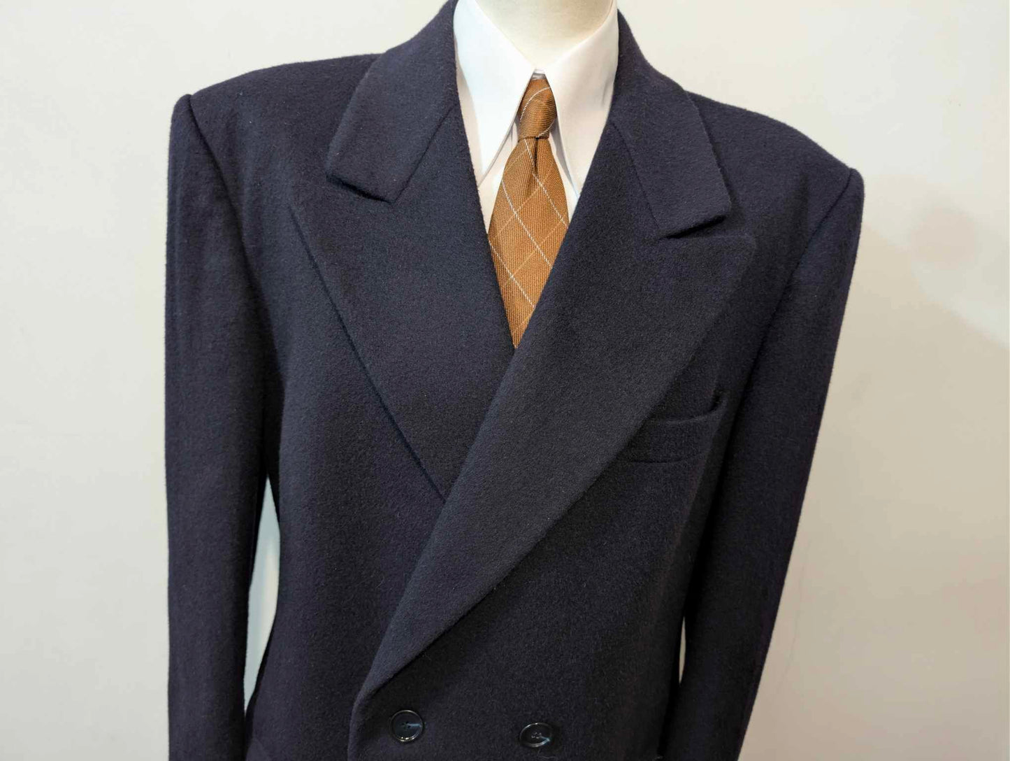 Schöner marineblauer Zweireihermantel