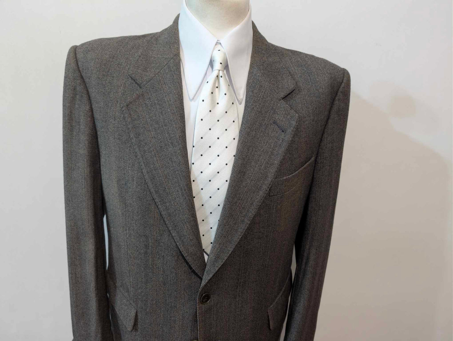 Toller graubrauner Wollanzug