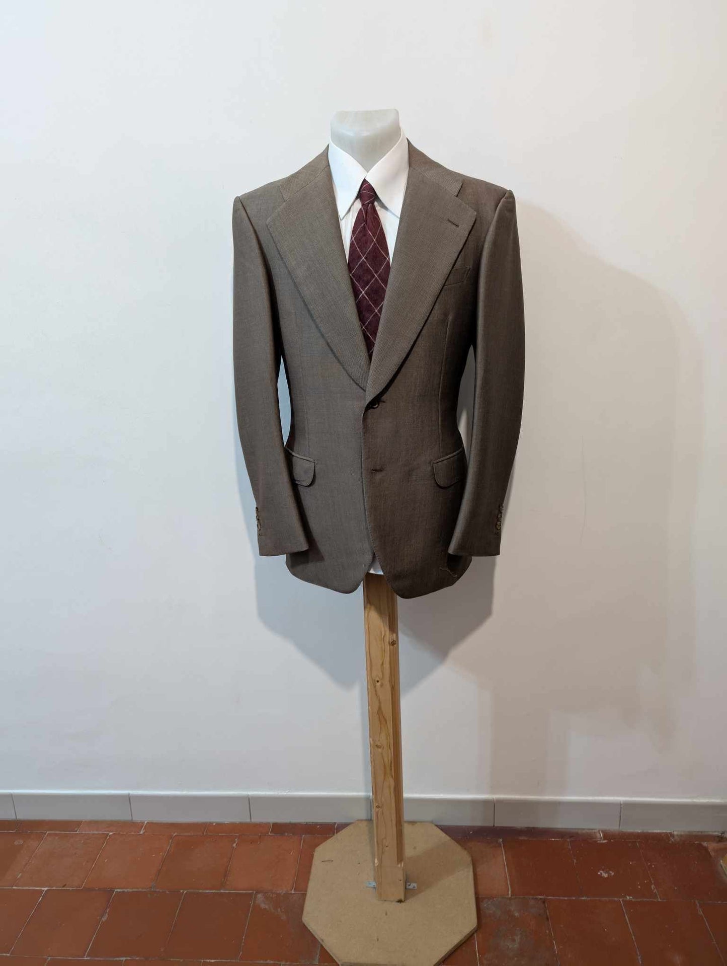 Gentil costume de couleur marron en laine