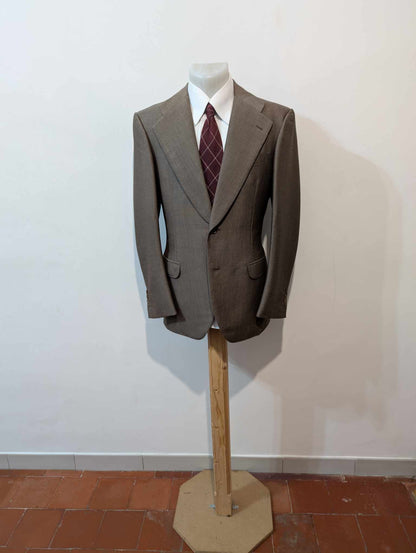 Gentil costume de couleur marron en laine