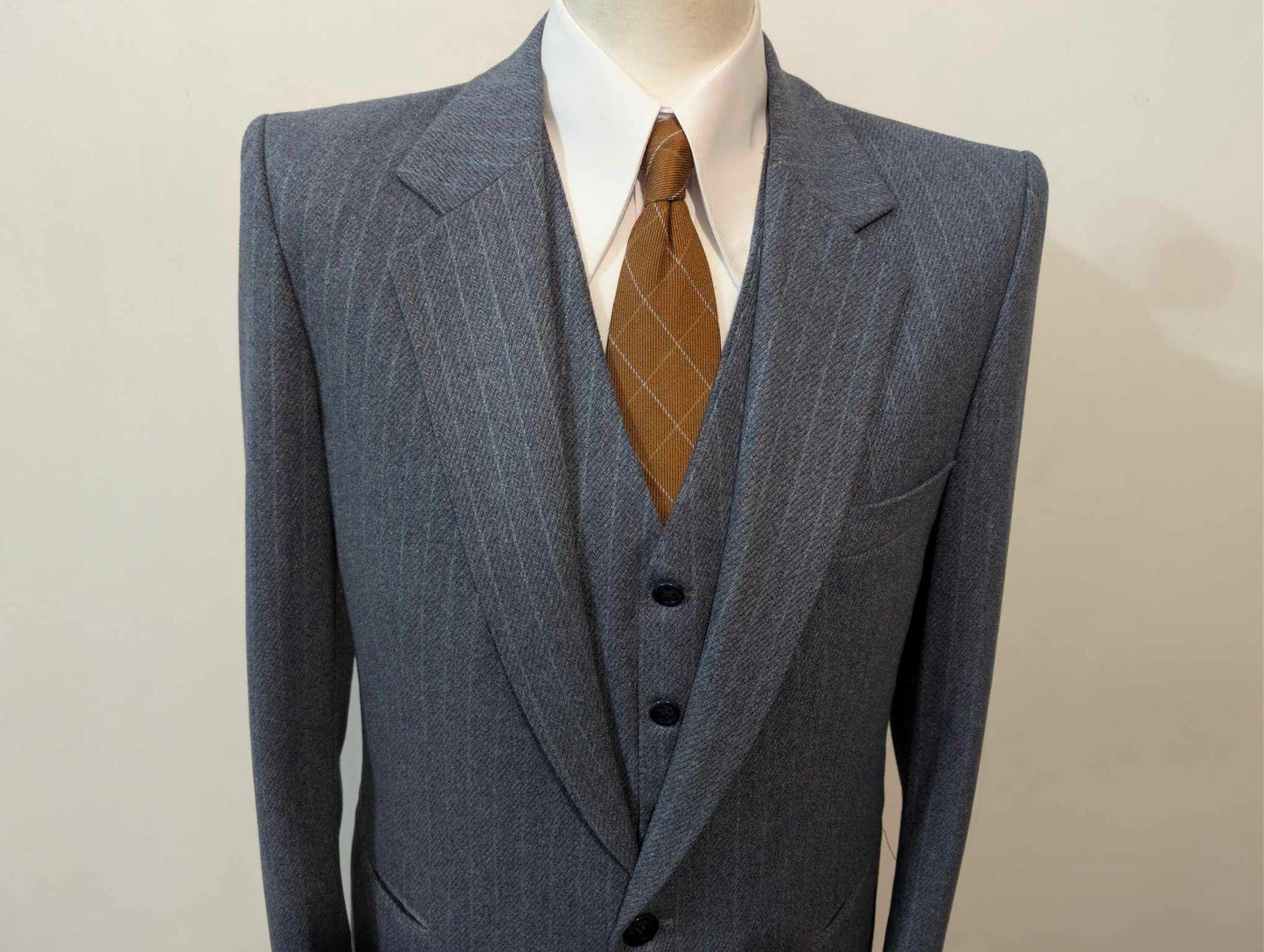 Furchterregender dreiteiliger Nadelstreifenanzug aus schwerem Flanell