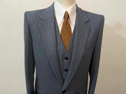 Furchterregender dreiteiliger Nadelstreifenanzug aus schwerem Flanell