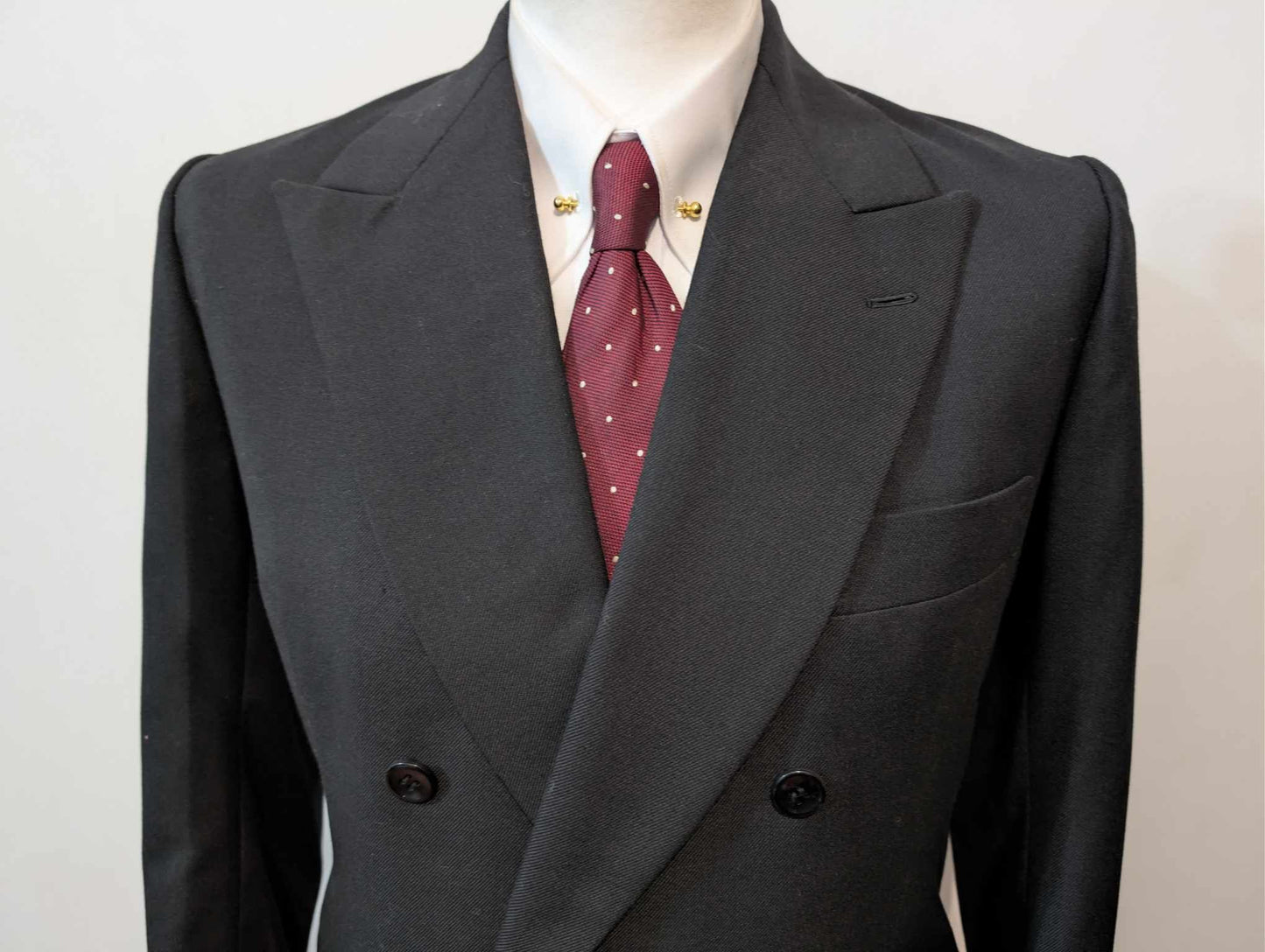 Sombre costume croisé de couleur noire en laine