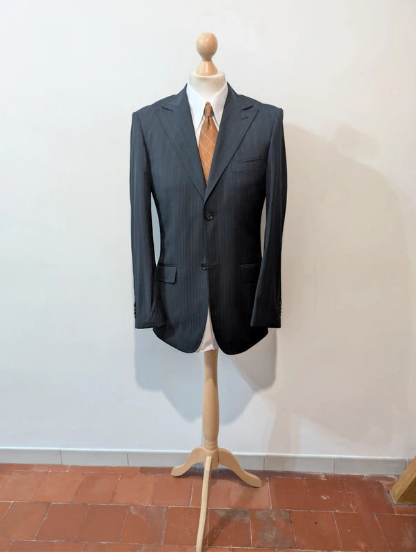 Schöner Nadelstreifenanzug aus Wolle