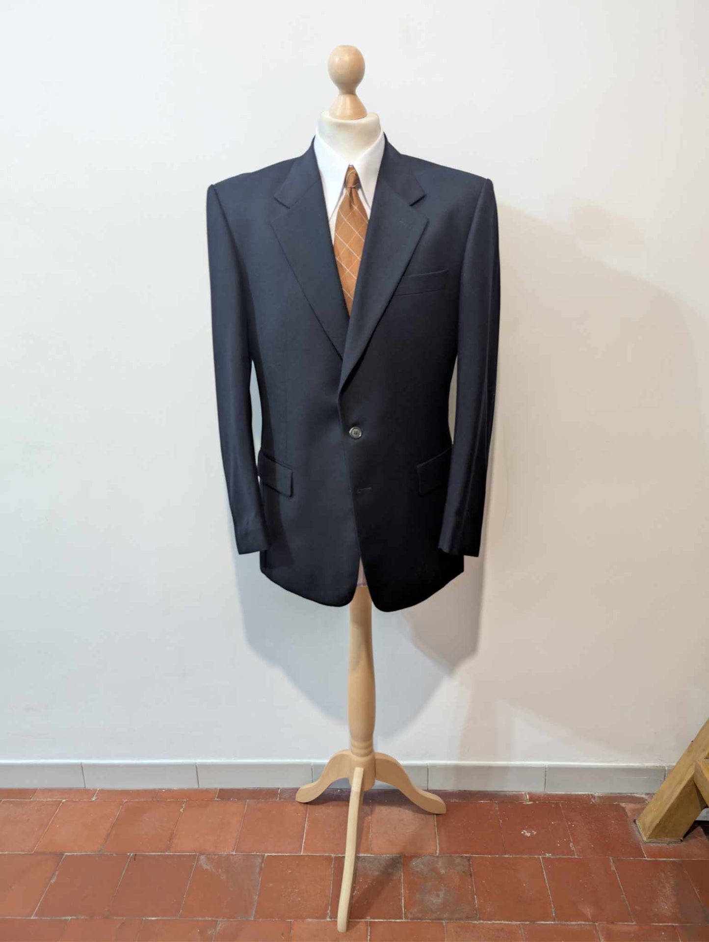 Sublime costume de couleur bleu marine en flanelle lourdes