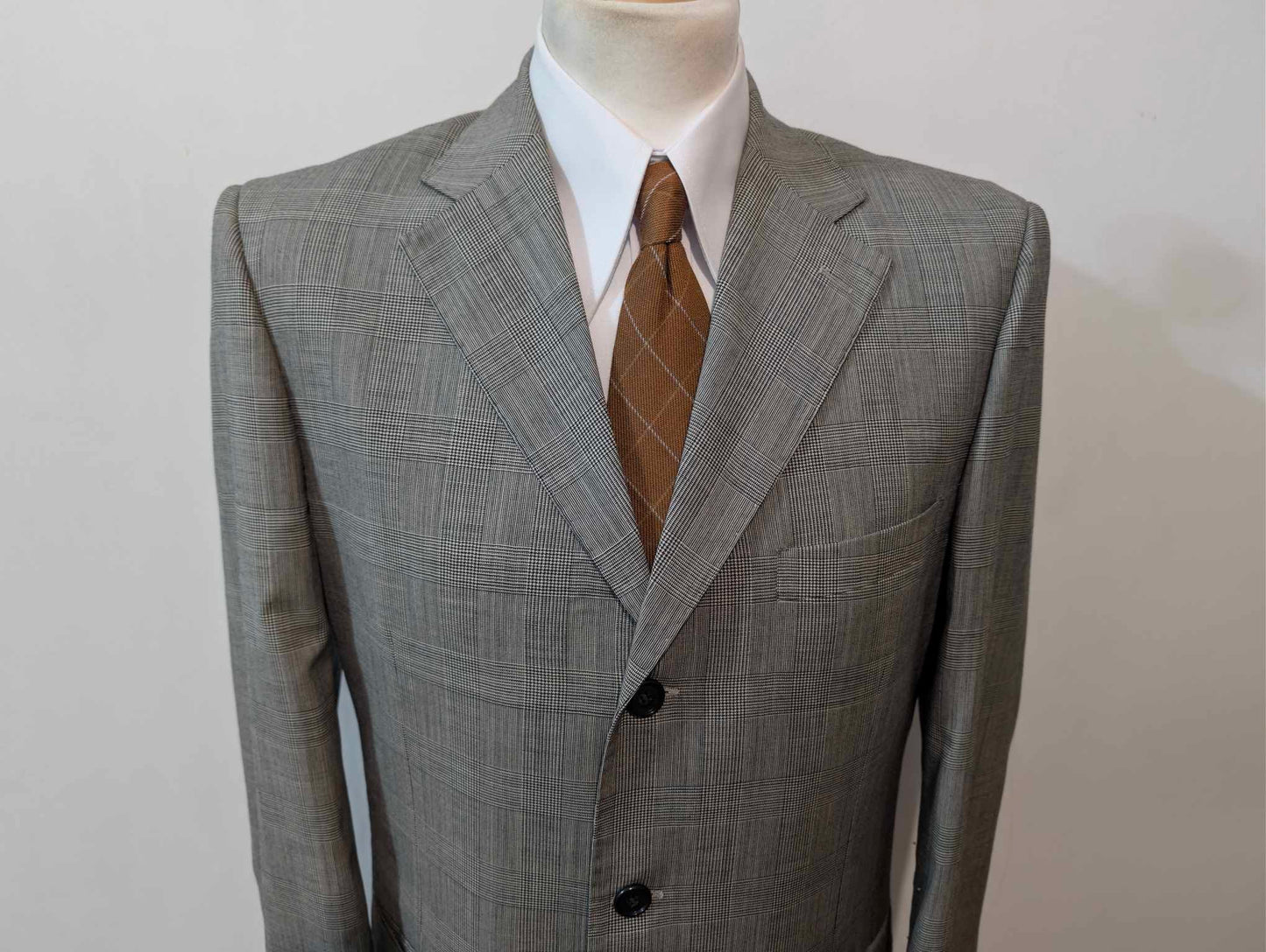 Classique costume de couleur gris en laine