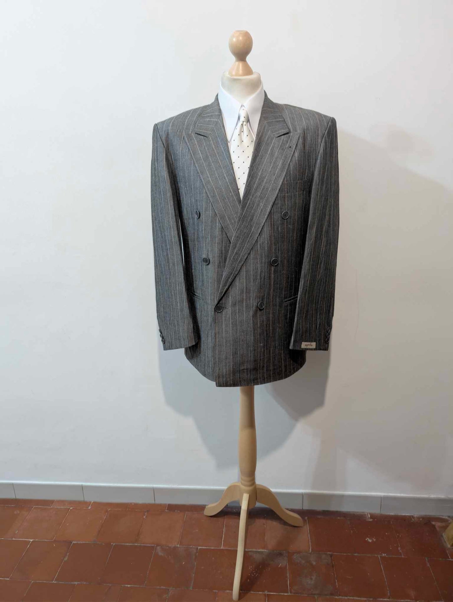 Außergewöhnlicher, zweireihiger Nadelstreifenanzug aus Leinen