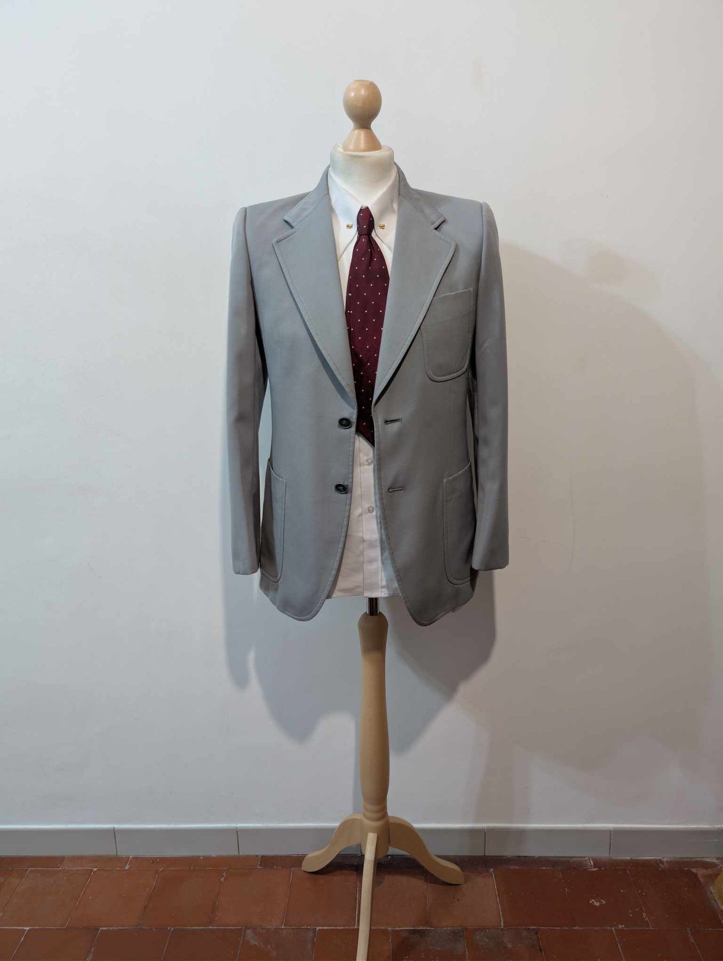 Gentil costume gris clair en laine