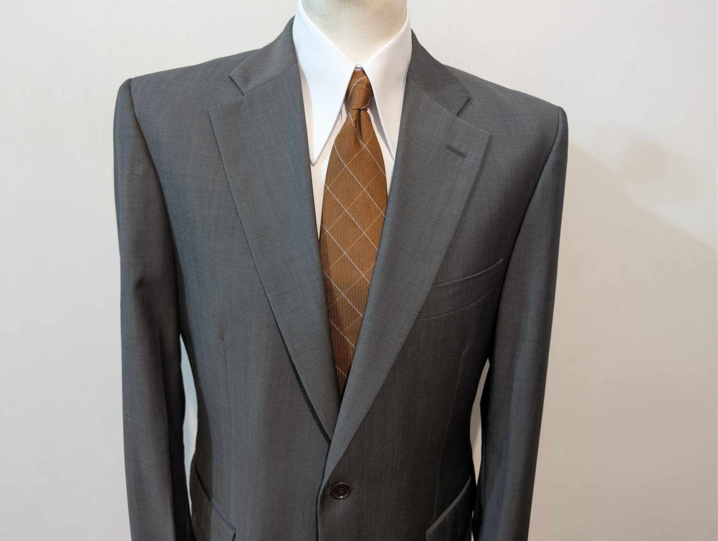 Triste costume gris en laine légère