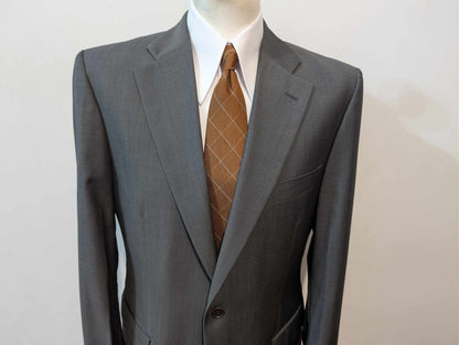 Triste costume gris en laine légère