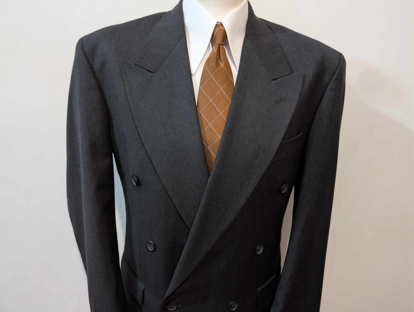 Élégant costume croisé gris en laine