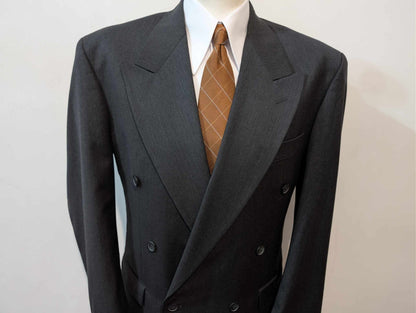 Élégant costume croisé gris en laine