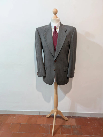 Élégant costume gris a rayure en laine