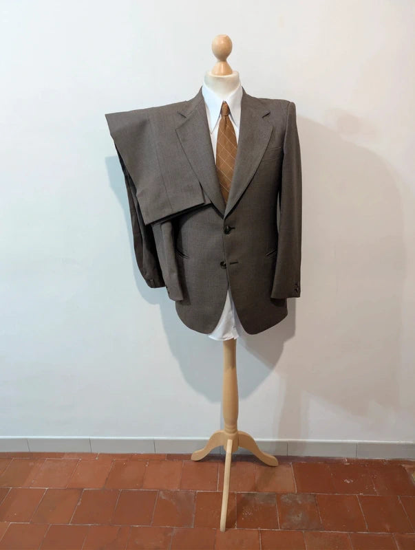 Schöner brauner Wollanzug