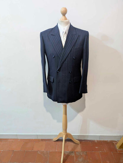 Legendärer dreiteiliger, doppelreihiger Flanellanzug mit Nadelstreifen.