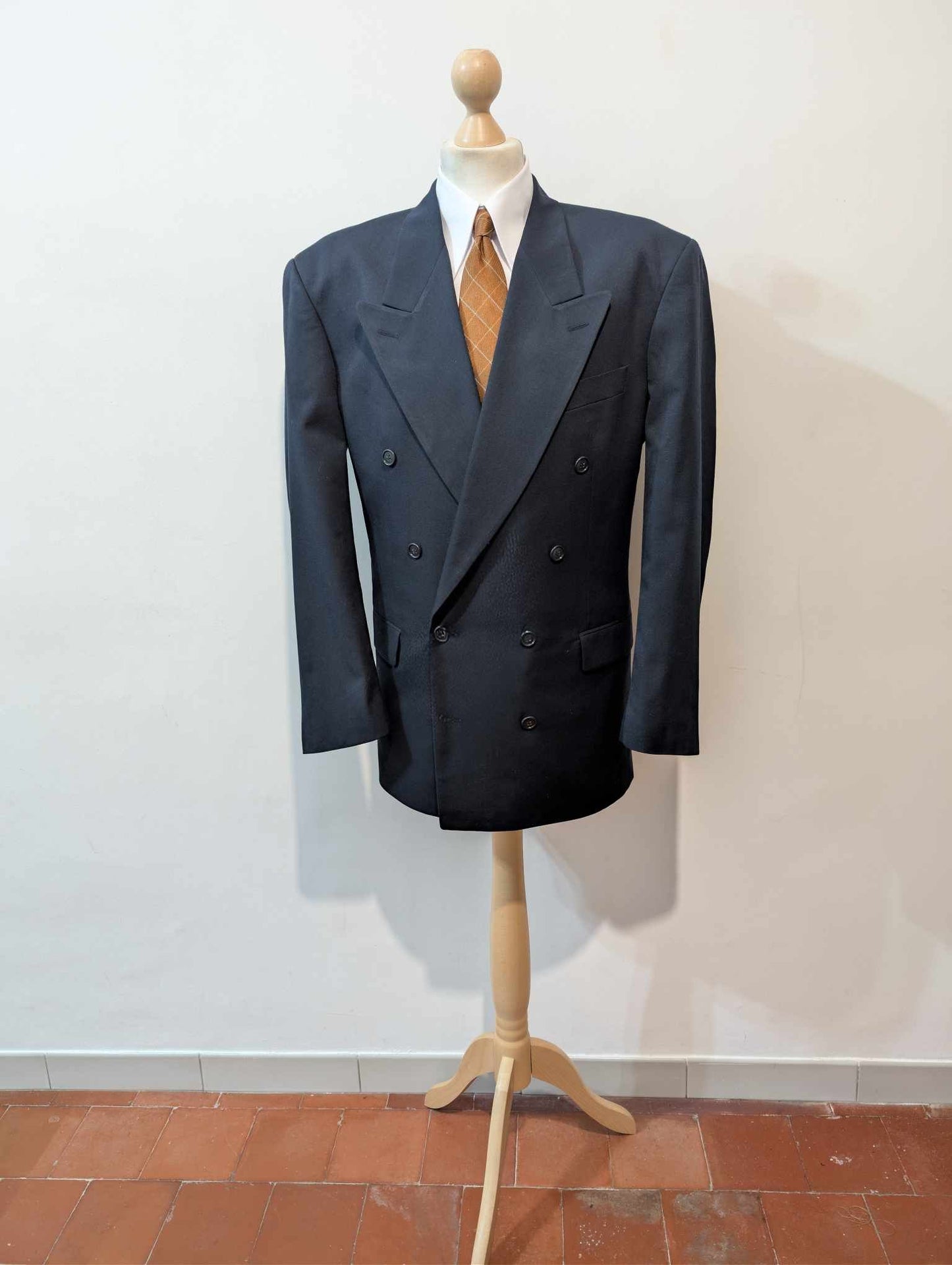 Mystérieux costume croisé de couleur bleu en laine