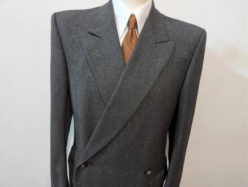 Schöner grauer Zweireihermantel aus Wolle
