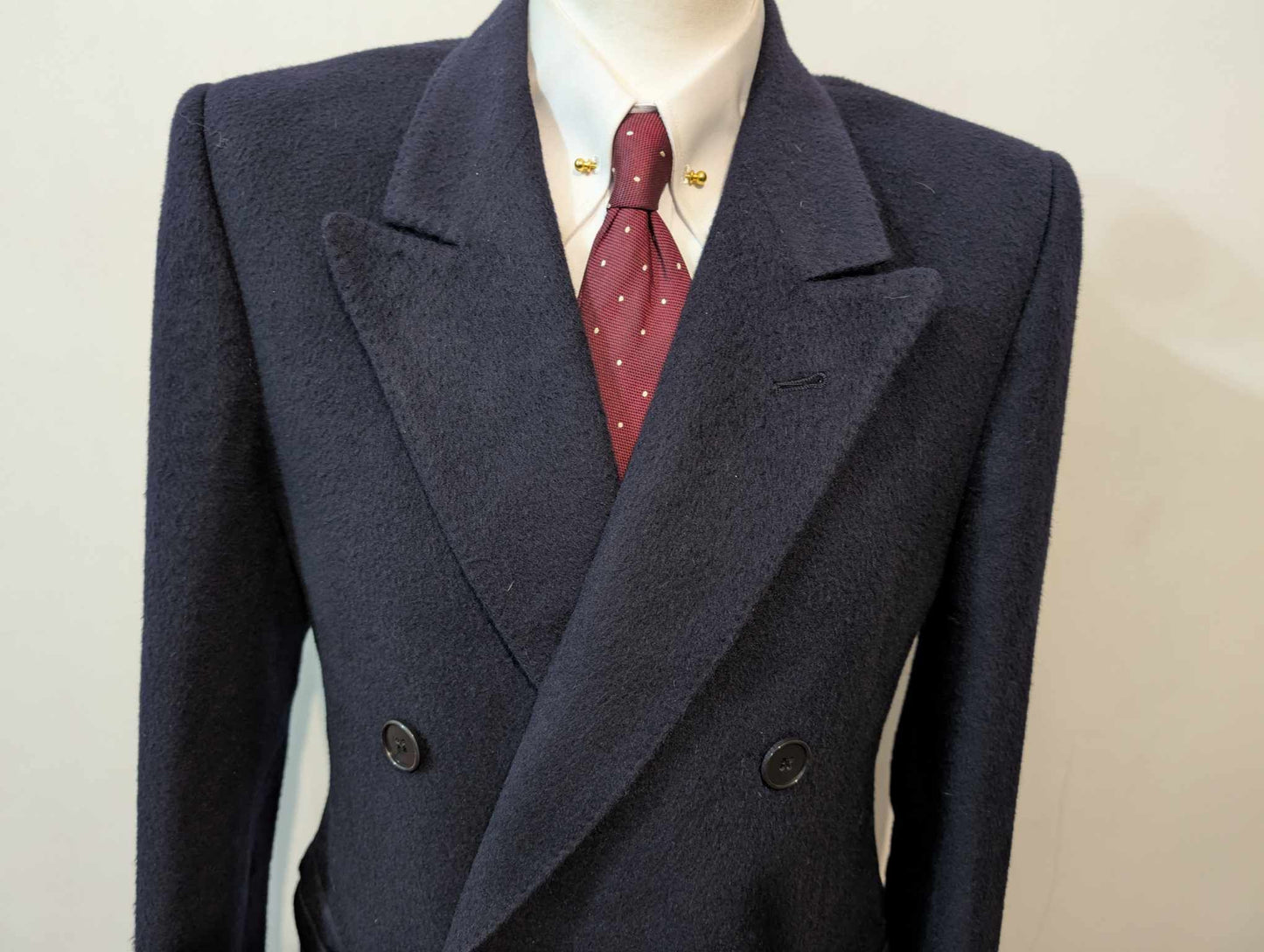 Élégant manteau croisés de couleur bleu marine en laine