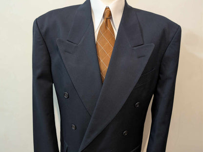 Mystérieux costume croisé de couleur bleu en laine