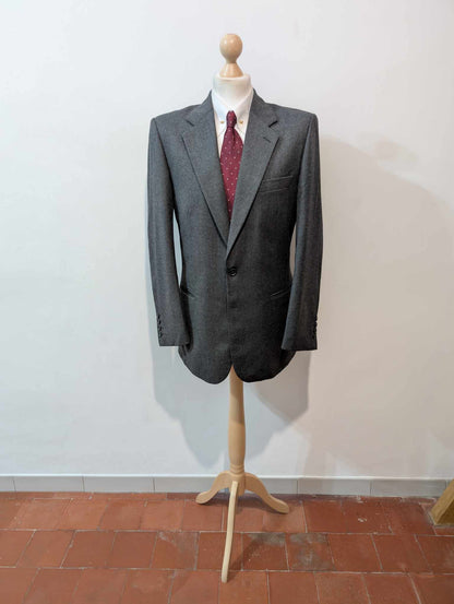 Gentil costume gris en flanelle de laine