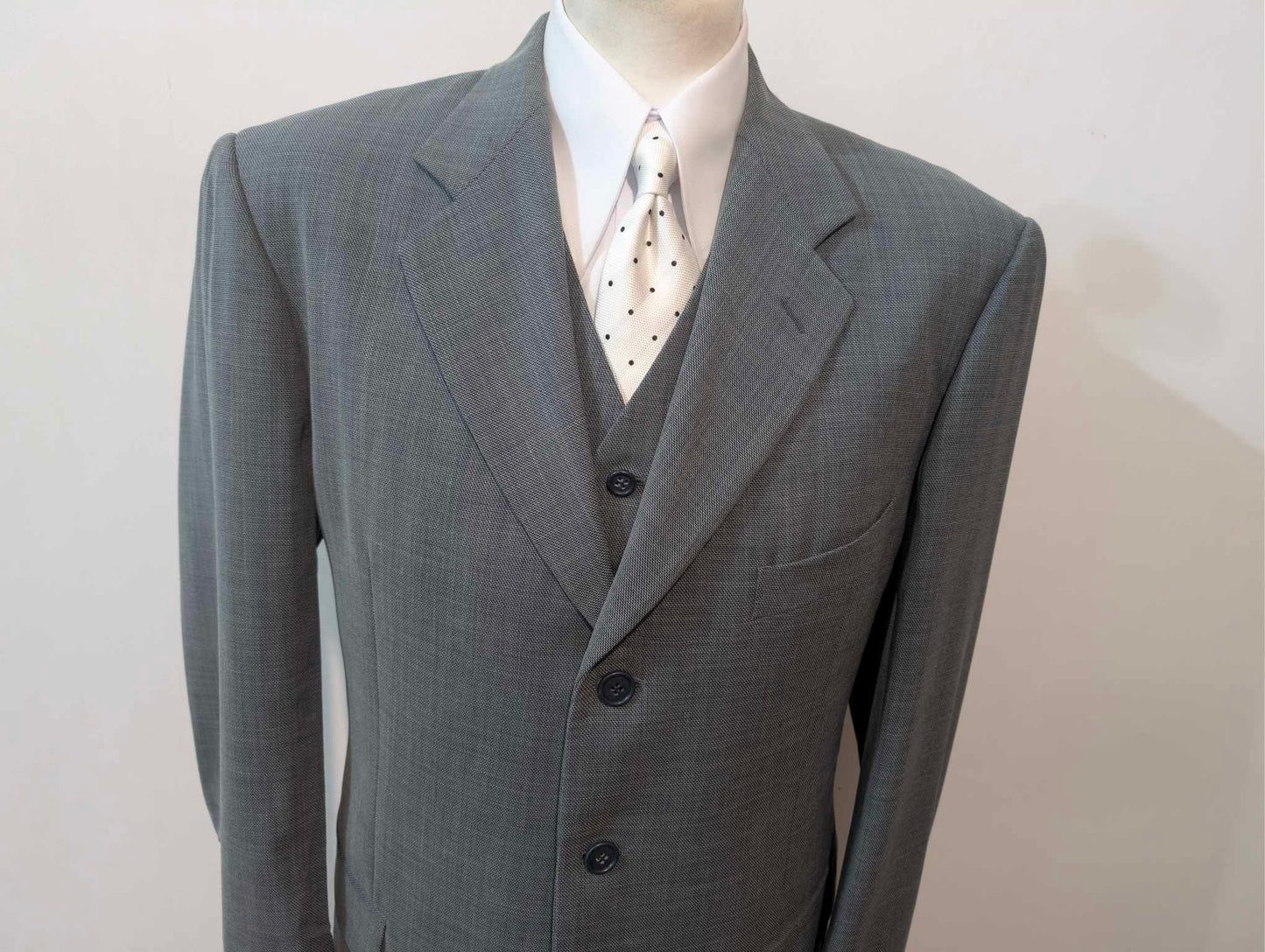 Schöner dreiteiliger grauer Wollanzug