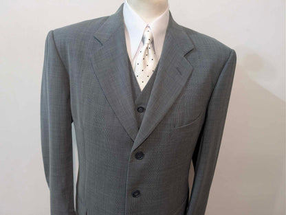 Schöner dreiteiliger grauer Wollanzug