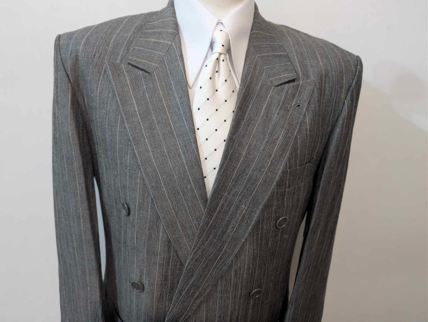 Außergewöhnlicher, zweireihiger Nadelstreifenanzug aus Leinen