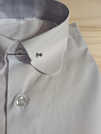 Round collar shirt with pin