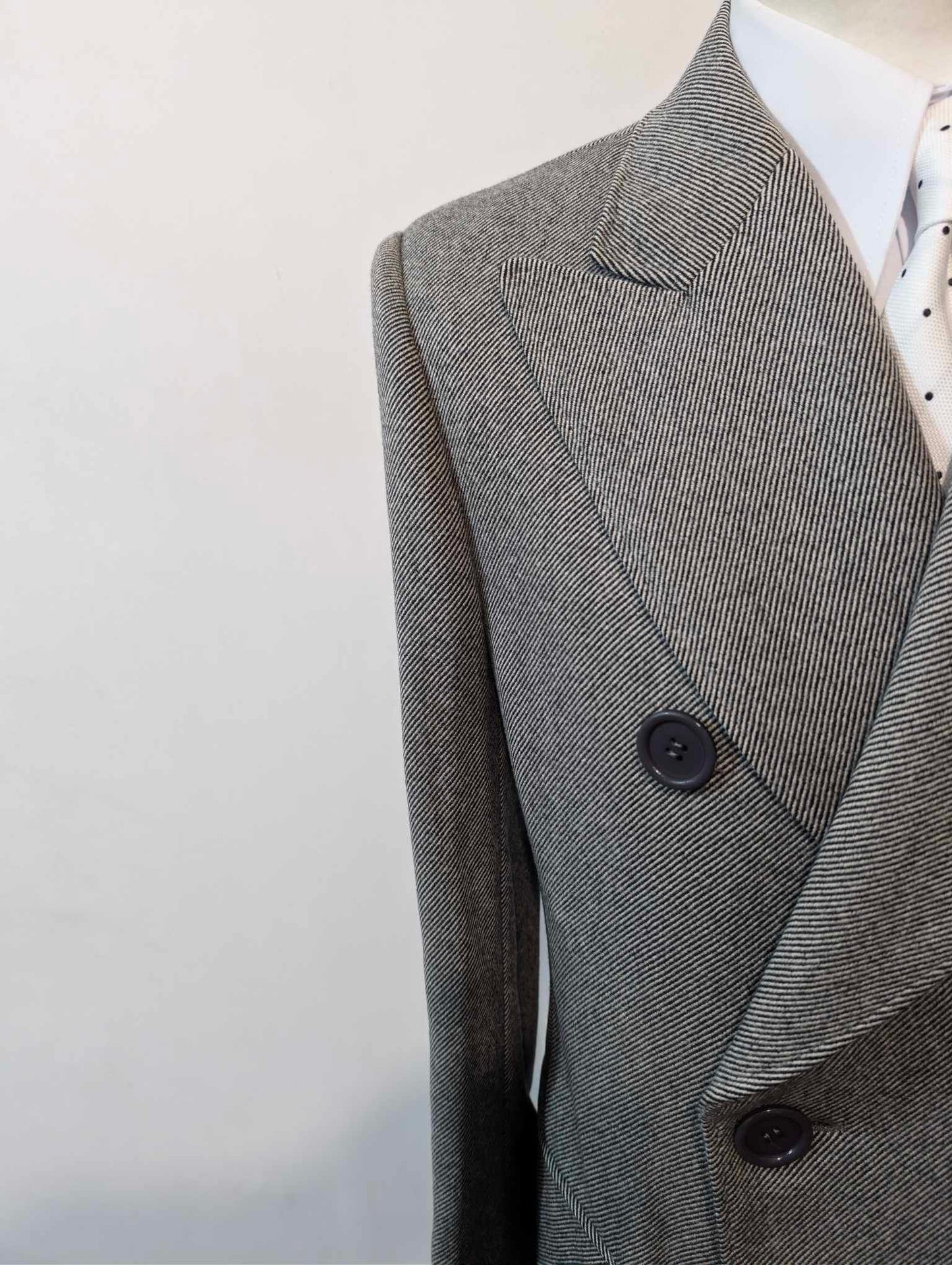 Schöner grauer Zweireihermantel aus Wolle