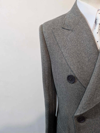 Schöner grauer Zweireihermantel aus Wolle