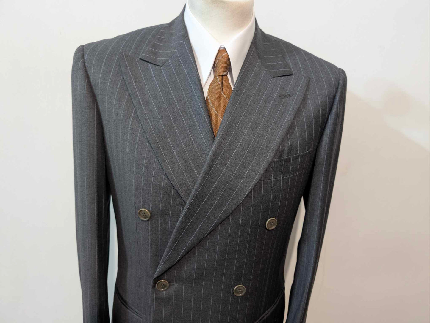 Legendärer zweireihiger Nadelstreifenanzug aus Wolle