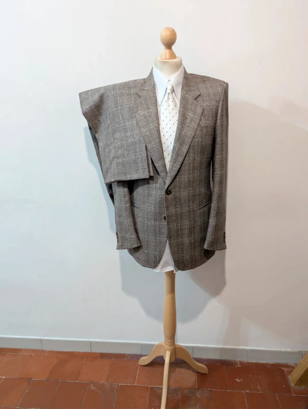 Ausgezeichneter brauner Flanellanzug