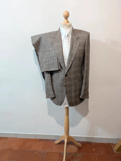 Ausgezeichneter brauner Flanellanzug