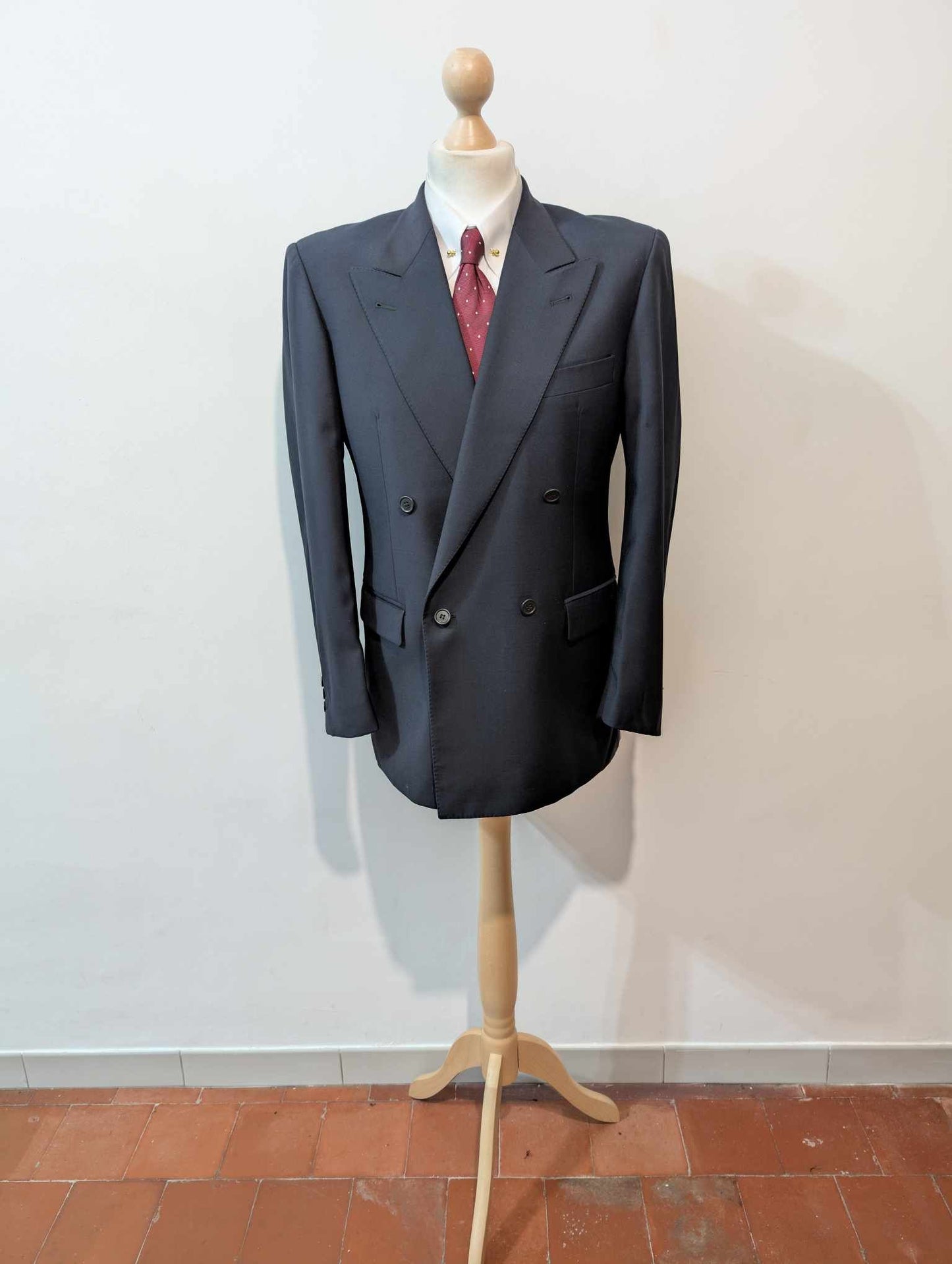 Élégant costume croisé bleu marine en laine