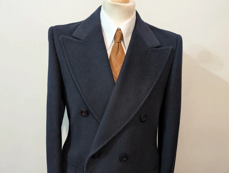 Fabelhafter marineblauer zweireihiger Mantel