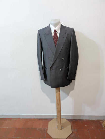 Eleganter, zweireihiger Nadelstreifenanzug aus Wolle.