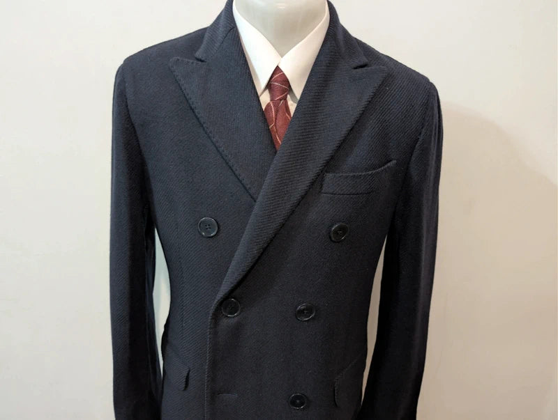 Kurzer, zweireihiger Wollmantel