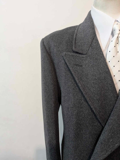 Atemberaubender grauer zweireihiger Wollmantel