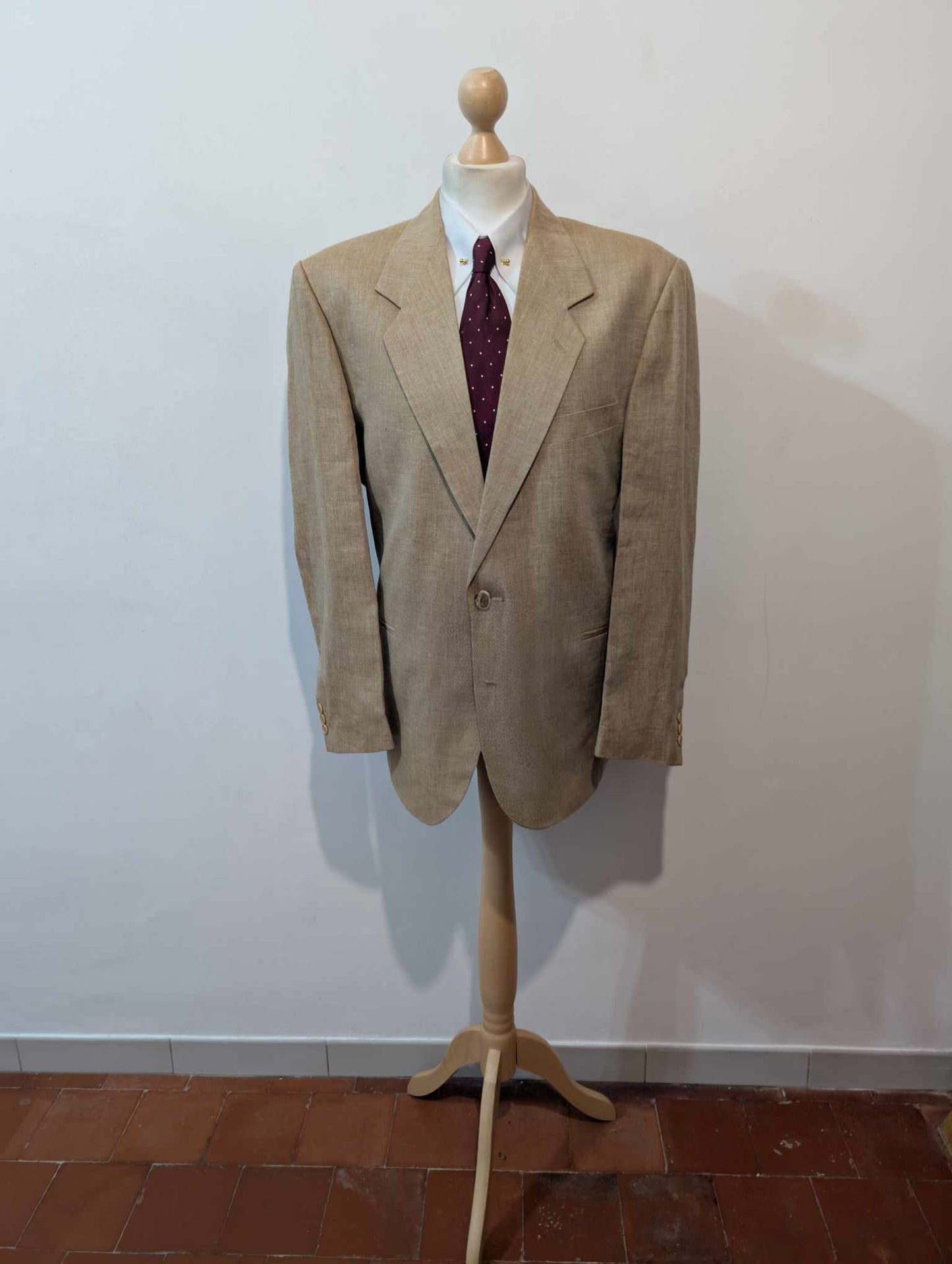 Redoutable costume en lin de couleur beige sable