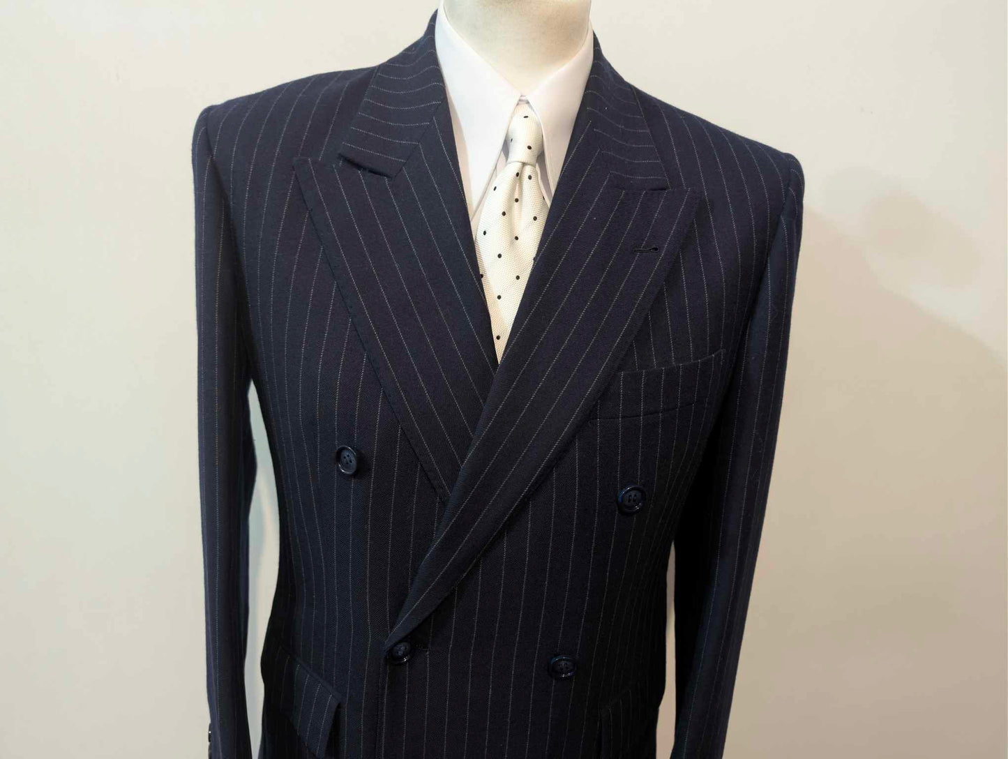 Legendärer dreiteiliger, doppelreihiger Flanellanzug mit Nadelstreifen.