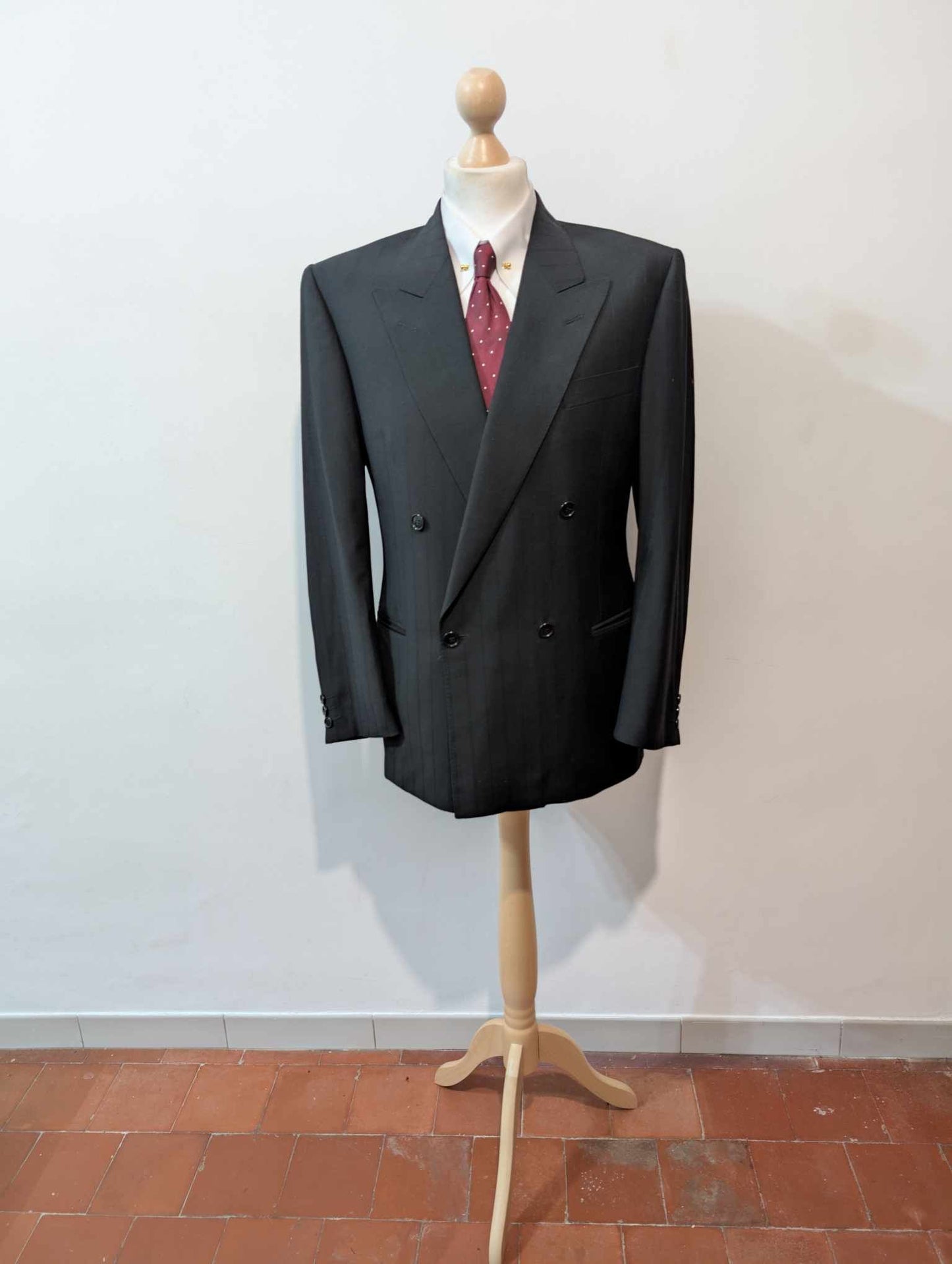 Sombre costume croisé noir en laine