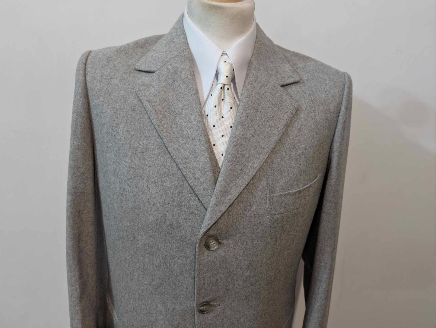 Hellgrauer, dreiteiliger Anzug aus schwerem Flanell