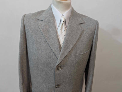 Hellgrauer, dreiteiliger Anzug aus schwerem Flanell