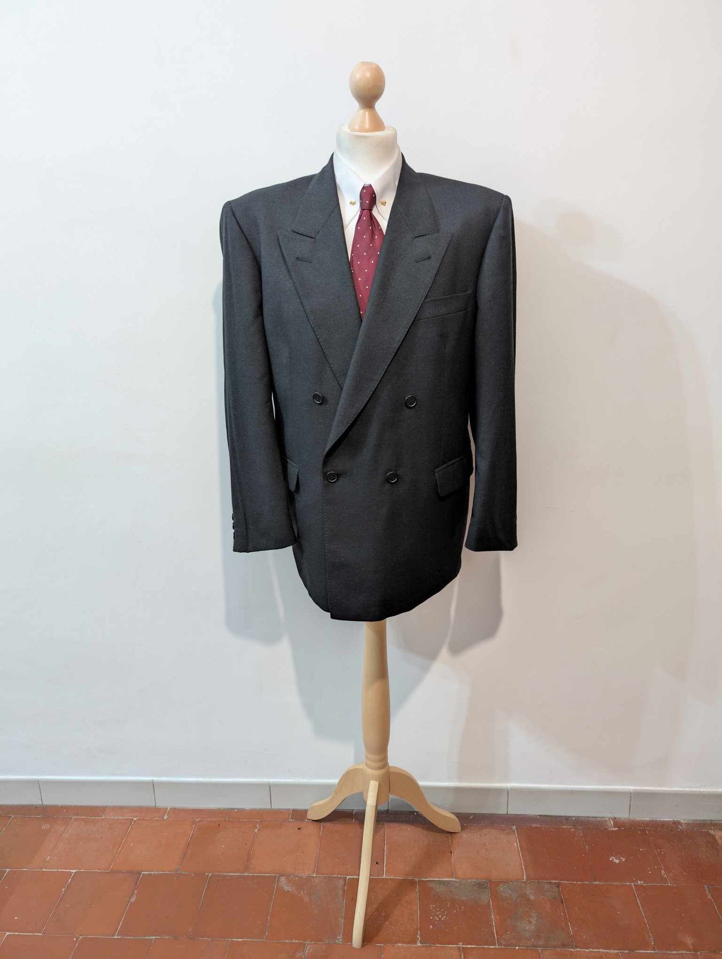 Sombre costume croisé gris en flanelle de laine