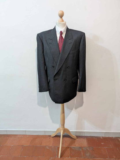 Sombre costume croisé gris en flanelle de laine